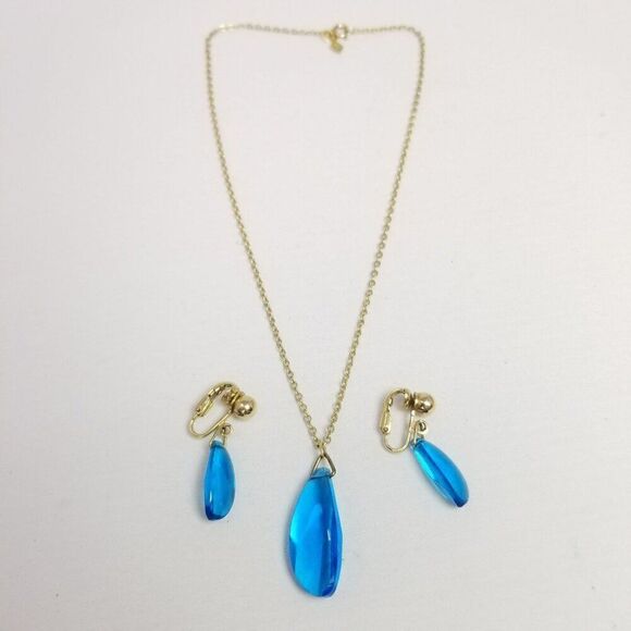 Vintage Sarah Coventry Blue Lucite Pendant Necklace and Clip On Earrings, Signed - Picture 2 of 9